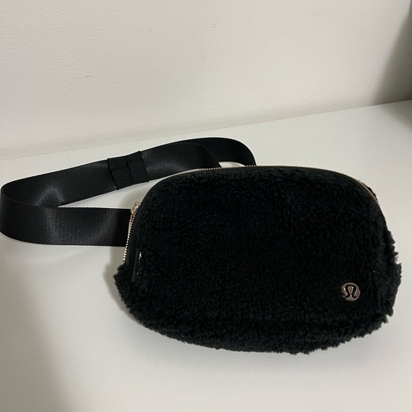 Lululemon black sherpa belt bag, new with tags - Picture 3 of 4